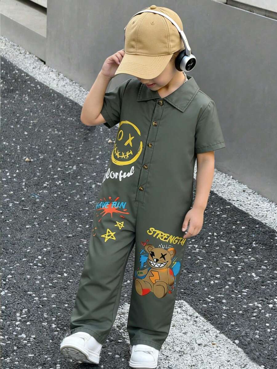 这款男童时尚实用军绿色短袖A字连体裤,饰有醒目的涂鸦印花,如人脸、泼墨和顽皮小熊图案,充满活力,适合日常出行、户外活动、各种活动和派对,春秋季穿着。 - 綠色 - 查看 1