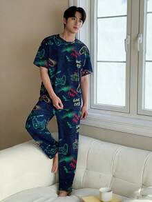 一套男童青少年睡衣，藏蓝色短袖彩色游戏手柄印花上衣搭配同款睡裤，时尚电竞风格，面料柔软透气，适合青少年游戏玩家穿着。 - 藏蓝色 - 查看 10