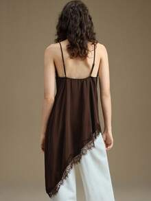 Ontre 2026春夏女士缎面绉纱面料柔软吊带背心，修身剪裁，蕾丝饰边不对称下摆设计，优雅都市休闲商务通勤机场装扮，高品质邮轮服饰 - 棕色 - 查看 3