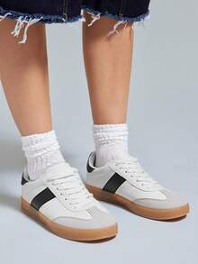 Solezae Giày thể thao nữ Street Stride mũi tròn, chất liệu giả da lộn, phối sọc tương phản trắng đen, đế cao su – Phong cách retro kết hợp với sự thoải mái tối ưu cho mùa Giáng sinh. - trắng - Xem 8