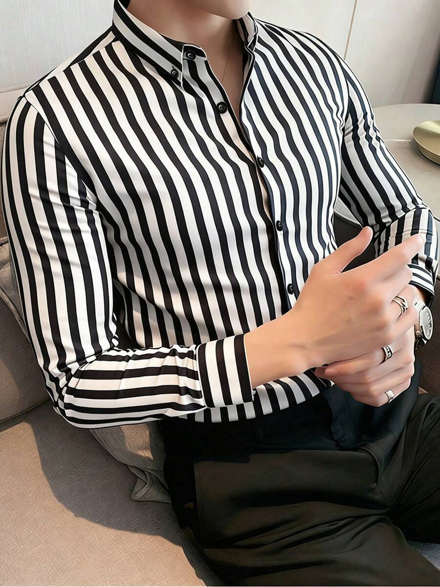 Manfinity Mode 男士条纹翻领单排扣休闲百搭长袖衬衫，适合办公室通勤、修身穿着，款式多样，包括男士条纹长袖衬衫、黑白条纹衬衫、黑白条纹长袖衬衫等。这款衬衫风格复古，适合日常休闲、周末旅行、户外活动、探险旅行、轻松的工作环境或半正式场合，也是送给男友/丈夫、周年纪念日/生日、派对、圣诞节、新年、婚礼、情人节等场合的理想之选。 - 黑與白 - 查看 1