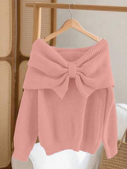 GlowEve CURVE 蓝色蝴蝶结露肩针织衫，超大蝴蝶结设计甜美吸睛，露肩剪裁展现迷人肩颈线条，优雅又不失性感，宽松版型休闲慵懒，秋冬出行回头率爆表。