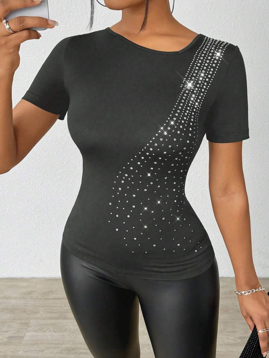 Chiquease Camiseta de moda de manga corta con cuello asimétrico y ajustada para mujer (con adornos de rhinestone) - Gris Oscuro - Ver 1