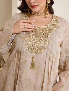 Al Najma 大码女式褶皱花卉流苏设计优雅休闲派对假日喇叭袖连衣裙 - 米色 - 查看 1