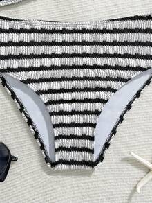SHEIN 少女夏季沙滩条纹荷叶边吊带时尚比基尼泳装套装 黑白泳衣 高腰泳衣套装 泳装套装 保守比基尼套装 沙滩装 沙滩女孩套装 泳装 女孩套装 女孩沙滩套装 青少年比基尼 女孩条纹泳衣 蝴蝶结泳衣 夏季泳衣 少女夏季比基尼套装 挂脖比基尼 黑白泳衣 条纹泳衣 两件式泳衣 褶皱比基尼 - 黑與白 - 查看 5
