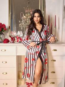 SHEIN Bata de estar por casa con estampado de rayas y ribete con estampado de labios de seda sintética - Blanco y Negro - Ver 1