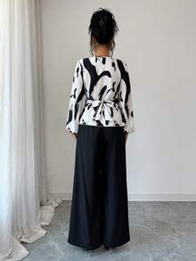 SHEIN Elenzya Damen Schwarz & Weiß Abstrakt Aquarell Muster Wickelbluse & Weite Hose, elegante tägliche Pendelstrecke französisch lässiger Chic Straßen Vintage Business Urlaub Schwarz & Weiß Langarm Bluse & Schwarze Hose, Frühjahr/Herbst Neu 2-teiliges Set - Verschiedenfarbig - Übersicht 2
