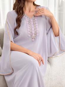 Al Najma 女士花卉刺绣V领开衩袖优雅阿拉伯连衣裙 - 淺灰紫 - 查看 1