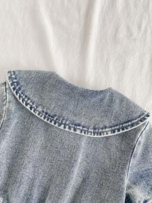 SHEIN Vintaside Kids Bộ áo liền quần denim phong cách đồng quê cho bé gái, trang phục thường ngày dễ thương và ngọt ngào! Chất liệu denim xanh cổ điển, mềm mại, cổ áo có ve và thiết kế mở phía trước, cùng với eo chun co giãn dễ mặc, ống quần thẳng tạo dáng thon gọn. Thích hợp cho những buổi đi chơi hàng ngày, những chuyến đi cuối tuần, kỳ nghỉ, giúp bé gái luôn sành điệu và năng động mỗi ngày! - Rửa nhẹ - Xem 8