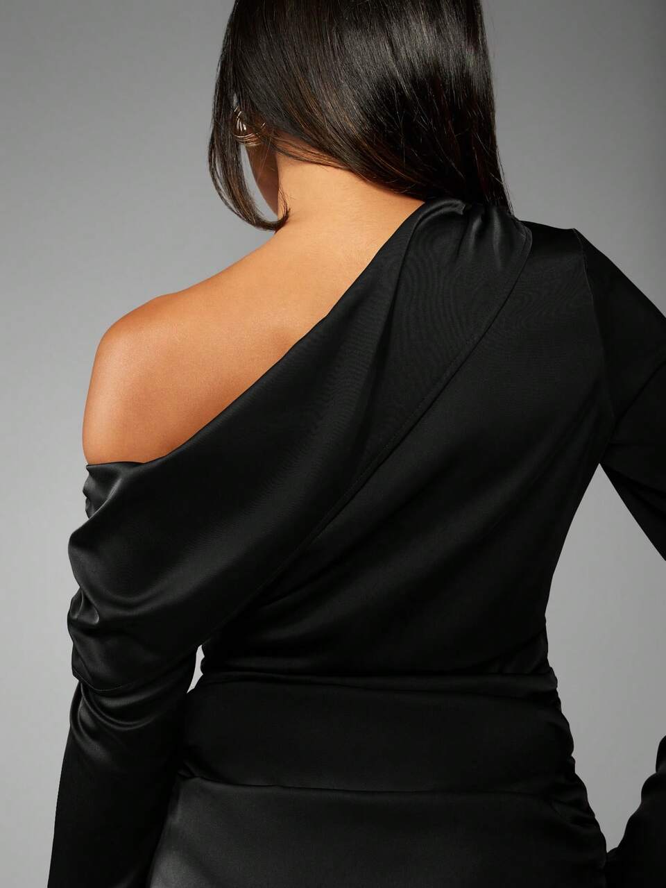 MISSGUIDED Robe mini à manches longues et épaules dénudées avec détails froncés et encolure asymétrique pour les occasions du soir