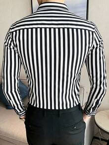 Manfinity Mode 男士条纹翻领单排扣休闲百搭长袖衬衫，适合办公室通勤、修身穿着，款式多样，包括男士条纹长袖衬衫、黑白条纹衬衫、黑白条纹长袖衬衫等。这款衬衫风格复古，适合日常休闲、周末旅行、户外活动、探险旅行、轻松的工作环境或半正式场合，也是送给男友/丈夫、周年纪念日/生日、派对、圣诞节、新年、婚礼、情人节等场合的理想之选。 - 黑與白 - 查看 2