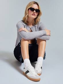 Solezae Giày thể thao nữ Street Stride mũi tròn, chất liệu giả da lộn, phối sọc tương phản trắng đen, đế cao su – Phong cách retro kết hợp với sự thoải mái tối ưu cho mùa Giáng sinh. - trắng - Xem 7