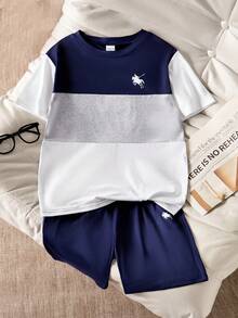 SHEIN Explorewe Bộ đồ 2 món thời trang thường ngày cho bé trai, phong cách đường phố, phối màu xanh xám trắng, gồm áo thun cổ tròn tay ngắn in logo nhỏ và hình ngựa Pony, và quần short. - Nhiều màu - Xem 6