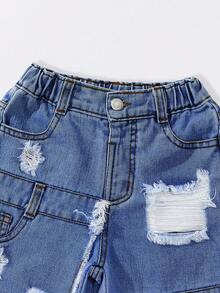 Denimly 女童刺绣做旧直筒牛仔裤，休闲时尚舒适学院风推荐！浅蓝色水洗舒适面料，膝盖和小腿处分布着多处不对称的做旧破洞，刺绣贴片巧妙点缀破洞区域，巧妙地调整了整体比例。适合日常出行、返校季、校园活动或周末郊游，为小女孩打造时尚个性的造型！