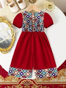 SHEIN Bộ đồ liền thân tay ngắn cổ tròn xếp nếp họa tiết chắp vá cho bé gái, Xuân/Hè - Màu Đỏ Sâu - Xem 2