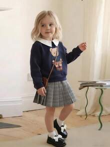 Playful Pals طقم بلوزة كاجوال وتنورة للفتيات الصغيرات، البلوزة بياقة قميص ثقيل وطباعة أمامية بنقشة جميلة وأساور مرنة، والتنورة بتصميم منقوش ملون وطيات في الذيل، مناسب للخريف والشتاء - أزرق غامق - مشاهدة 5