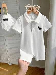 SHEIN 2件套新生儿男女宝宝舒适休闲学院风马匹印花白色短袖Polo衫连体衣和遮阳帽套装，适合室内、室外、日常、运动、玩耍、派对、拍照、度假、春夏穿着。 - 白色 - 查看 6
