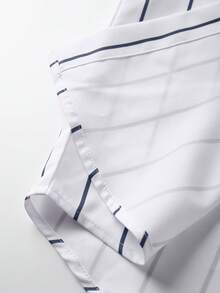 Manfinity Campus Court قميص رجالي بأكمام طويلة مطبوع عليه حرف وبتصميم شريطي ملون وقطع ملون (قص غير منتظم) - أزرق غامق - مشاهدة 4