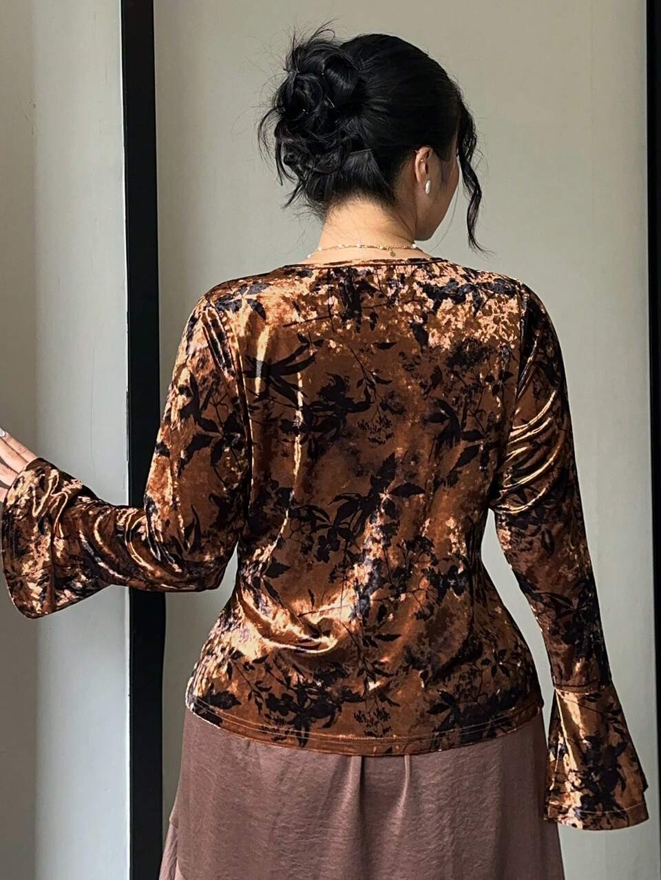 Dazy Plus Plus Size Women Flocked Floral Print Twist Front Fitted Long Sleeve T-Shirt, Spring/Autumn