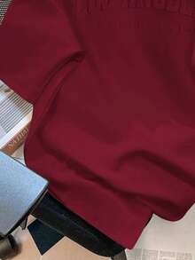 SHEIN EZwear 休闲宽松英文3D压纹图案圆领短袖女式T恤，适合夏季穿着 - 酒紅色 - 查看 4