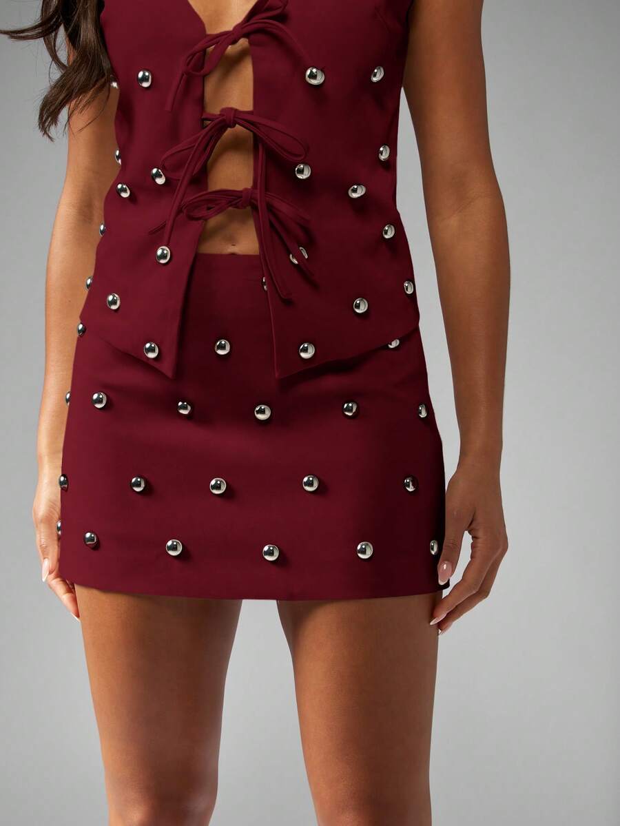 MISSGUIDED 酒红色铆钉迷你裙，饰有银色孔眼和系带前襟，适合夜店派对之夜 - 酒紅色 - 查看 1