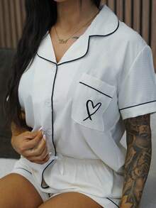 SAYEHFBABY 夏季撞色装饰 Polo 领口袋心形图案纽扣上衣和蝴蝶结短裤睡衣套装 - 白色 - 查看 3