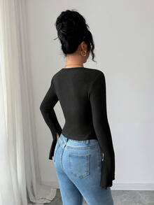 SHEIN Elenzya Áo thun tay dài màu trơn đơn giản thanh lịch, vừa vặn, trang trí kim loại bất đối xứng, viền nút, thiết kế xẻ tà, tay loe, đơn giản dành cho nữ, thời trang thu đông - màu đen - Xem 2