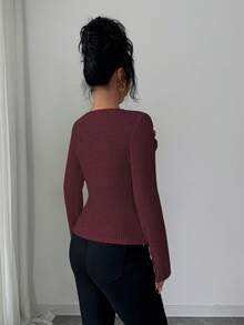 Elenzga 新款女士斜肩罗纹针织金属装饰环长袖优雅修身T恤 - 酒紅色 - 查看 2