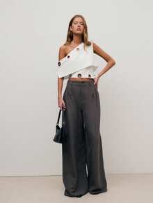 Nöista 单肩不对称上衣，饰有金属孔眼细节，修身剪裁。这款吸睛的派对上衣是女士的完美之选，适合优雅的生日派对、精致的晚宴造型以及时尚的夜间出行装扮。可轻松搭配西装或半身裙，打造摩登前卫的造型。 - 白色 - 查看 3