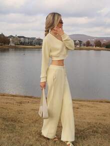 Sydney Algeri 女士奶油色天鹅绒V领夹克和裤子套装，秋冬 - 淡黃色 - 查看 4