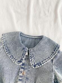SHEIN Vintaside Kids Bộ áo liền quần denim phong cách đồng quê cho bé gái, trang phục thường ngày dễ thương và ngọt ngào! Chất liệu denim xanh cổ điển, mềm mại, cổ áo có ve và thiết kế mở phía trước, cùng với eo chun co giãn dễ mặc, ống quần thẳng tạo dáng thon gọn. Thích hợp cho những buổi đi chơi hàng ngày, những chuyến đi cuối tuần, kỳ nghỉ, giúp bé gái luôn sành điệu và năng động mỗi ngày! - Rửa nhẹ - Xem 9