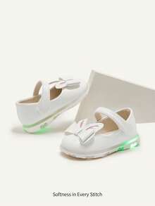 Cozy Pixies Zapatos versátiles y lindos para niñas pequeñas con correa de gancho y bucle, convenientes para uso en interiores y exteriores, diseño de conejo - Blanco - Ver 4