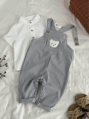 Söt björnbroderad svart-vitrandig jumpsuit med haklapp, bekväm mångsidig och trendig, avslappnad minimalistisk stil, lämplig för inomhus- och utomhusåkning, vardagskläder, sport, lek och fest under höst-/vintersäsongen.