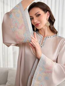 Al Najma 女士彩色刺绣优雅长袖土耳其长裙和阿拉伯传统长袍 - 杏色 - 查看 1