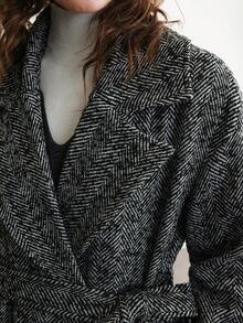 Ontre 2025羊毛混纺面料，现代都市风格，人字纹面料，宽松版型，女士大衣，优雅精致，休闲商务办公装，低调奢华气质，高品质机场时尚单品，百搭叠穿，适合派对、圣诞节、感恩节等场合。 - 黑與白 - 查看 14