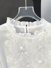 Modelyn Französische Retro Stehkragen Bluse mit bestickter Blumenblüte, locker und lässig, mit Rüschensaum an den Ärmeln für Damen - Weiss - Übersicht 3