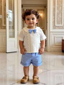 两件套幼儿男童可爱优雅绅士套装：白色短袖衬衫，娃娃领，配领结、蕾丝拼接和纽扣后背设计，搭配蓝色休闲弹力腰短裤，适合生日派对、宴会、洗礼、周岁生日、庆典、婚礼以及夏季日常休闲穿着。 - 彩色 - 查看 3