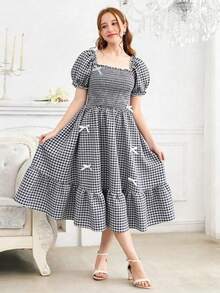SHEIN Đầm hè cho bé gái tuổi teen. Chiếc đầm dài ngang gối này được thiết kế đặc biệt cho các bé gái từ 12-16 tuổi, thích hợp cho mùa xuân; chân váy xếp tầng hình chữ A, tạo cảm giác trẻ trung và bồng bềnh. Điểm nhấn là chiếc nơ ruy băng satin trắng tinh tế, tạo thêm nét ngọt ngào. Chất liệu vải kẻ caro nhẹ mang lại sự thoải mái tuyệt vời, lý tưởng cho các buổi dã ngoại và đi chơi. - màu đen - Xem 5