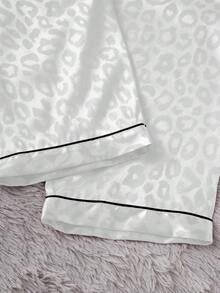 SHEIN Bộ 3 đồ ngủ lụa giả cổ họa tiết da báo thanh lịch dành cho nữ, quần short tay ngắn và quần dài - trắng - Xem 3