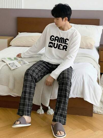 2 件青少年男童圆领白色长袖“Game Over”图案印花上衣和格子宽松长裤睡衣套装，舒适针织面料