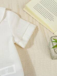 两件套幼儿男童可爱优雅绅士套装：白色短袖衬衫，娃娃领，配领结、蕾丝拼接和纽扣后背设计，搭配蓝色休闲弹力腰短裤，适合生日派对、宴会、洗礼、周岁生日、庆典、婚礼以及夏季日常休闲穿着。 - 彩色 - 查看 5