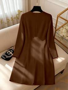 GlowEve CURVE 大码优雅休闲通勤短款连衣裙，带蝴蝶结和拉链 - 棕色 - 查看 2