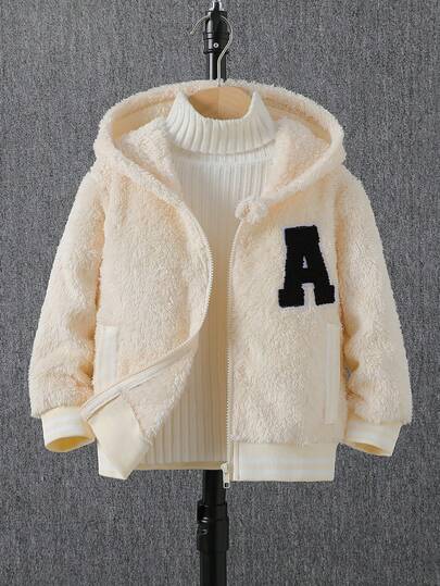 Sportjacka för pojkar, avslappnad och med broderad A-bokstavslappning och dubbelsidigt termofoder. Designen med broderad A-bokstavslappning ger jackan en modern touch. Det dubbelsidiga fleecematerialet är bekvämt och lämpligt för små pojkar att bära på vintern. Huvjackan med tjockt foder ger extra värme och skydd, lämplig för utomhusaktiviteter eller vardagsbruk. Denna sportjacka med vardagskläder är ett praktiskt och multifunktionellt barnplagg som kan kombineras med olika outfits för att visa upp olika stilar.