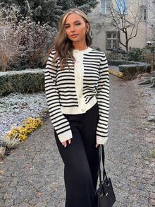 Jeta Ari 条纹扇贝边纽扣前开衫、长袖上衣、秋冬针织毛衣 - 黑與白 - 查看 4