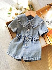 SHEIN Vintaside Kids Bộ áo liền quần denim phong cách đồng quê cho bé gái, trang phục thường ngày dễ thương và ngọt ngào! Chất liệu denim xanh cổ điển, mềm mại, cổ áo có ve và thiết kế mở phía trước, cùng với eo chun co giãn dễ mặc, ống quần thẳng tạo dáng thon gọn. Thích hợp cho những buổi đi chơi hàng ngày, những chuyến đi cuối tuần, kỳ nghỉ, giúp bé gái luôn sành điệu và năng động mỗi ngày! - Rửa nhẹ - Xem 4