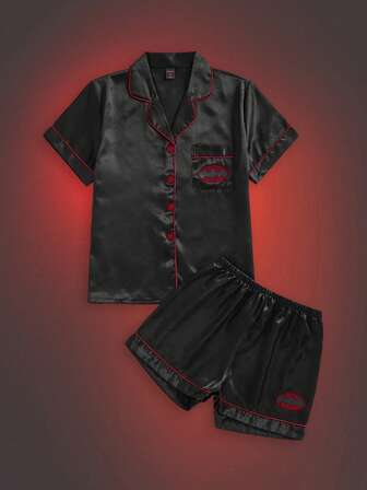Batman X ROMWE Damen Sommer Satin Stoff Klassisches Logo Muster Hemdkragen Kurzarm Shirt und Shorts Pyjama Set