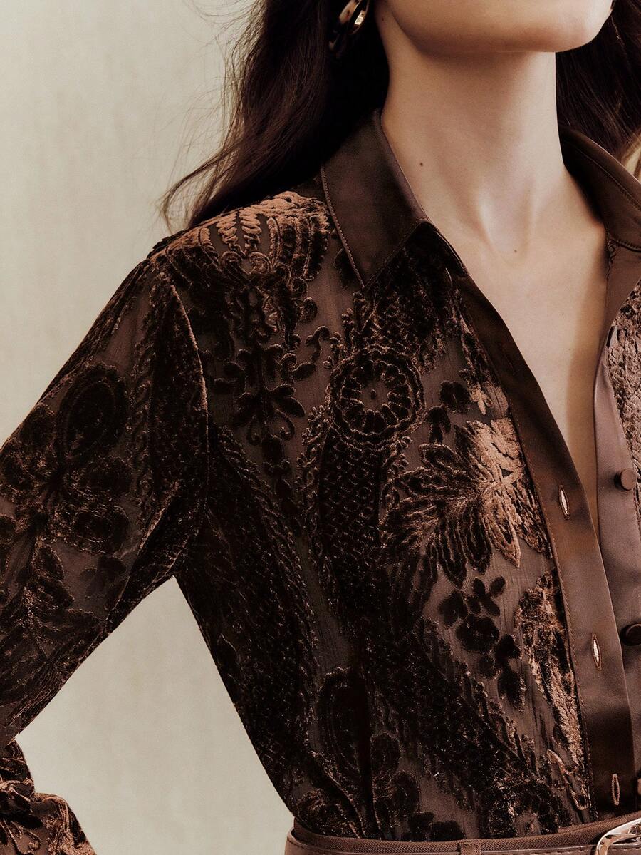 Anewsta 优雅女士宽松复古休闲衬衫，采用随机天鹅绒烧花设计和纽扣细节，具有显瘦效果 - 棕色 - 查看 1