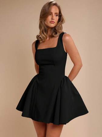 COSMINA Vestido Curto Fashionável Feminino com Decote Quadrado, Babado na Barra e Sem Mangas
