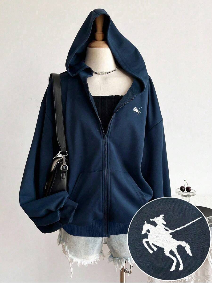 SHEIN 休闲复古骑士刺绣舒适连帽衫，适合少女穿着，适合秋冬穿着，户外野餐，街头摄影，校园使用，ins风，可爱百搭 - 藏蓝色 - 查看 1