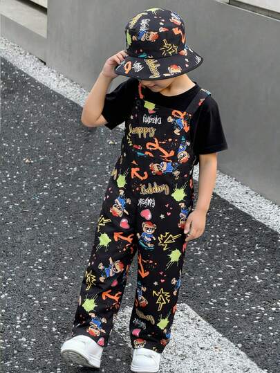 2pcs Young Boy Black Cartoon Suspender Jumpsuit With Matching Baseball Cap, Street Style Bear Print Design With Red Heart And Lightning Graphic, Cute And Playful, Suitable For Weekend Outings, Theme Parties, Outdoor Daily Wear, Back To School